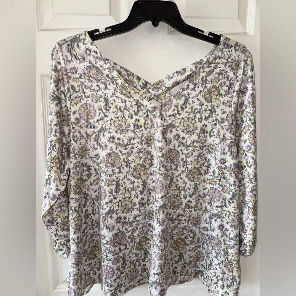 Bobeau Women's 1X V-Neck Top Back Cutout Detail Ivory Lilac Floral NEW